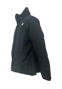 Giacca nera con colletto alto, chiusura con zip, tasche laterali e un piccolo logo sul petto. Realizzata in tessuto liscio e leggero.