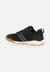 Scarpe da ginnastica nere con upper in rete, strisce bianche e suola in gomma. Presentano un colletto imbottito e un tassello sulla parte posteriore.