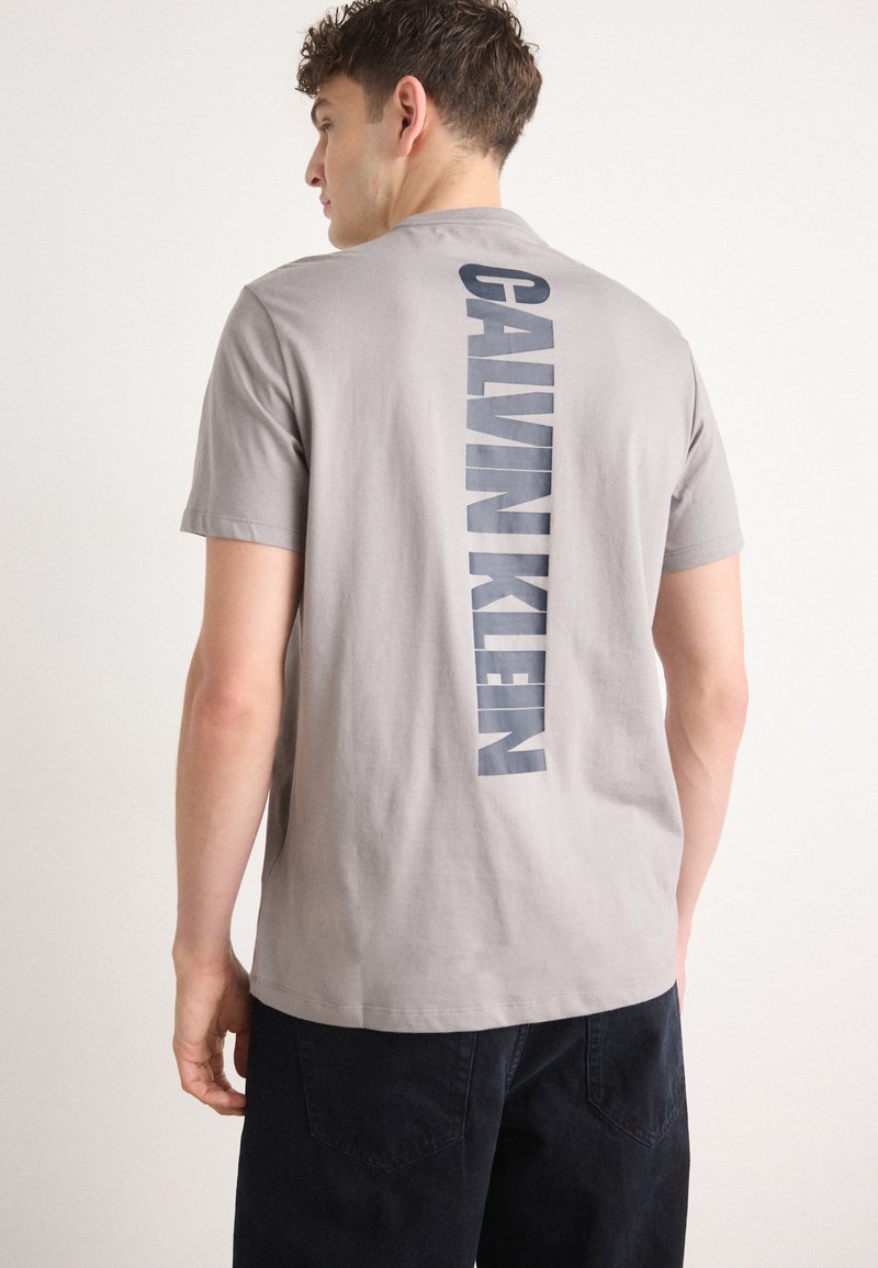 Calvin Klein Jeans - Marškinėliai su spaudiniu - steeple gray, Padidinti