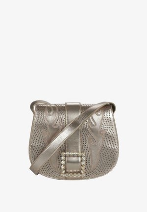 Bolso de mano metálico dorado con diseño perforado, forma curva, correa ajustable y una hebilla rectangular adornada con tachuelas transparentes.