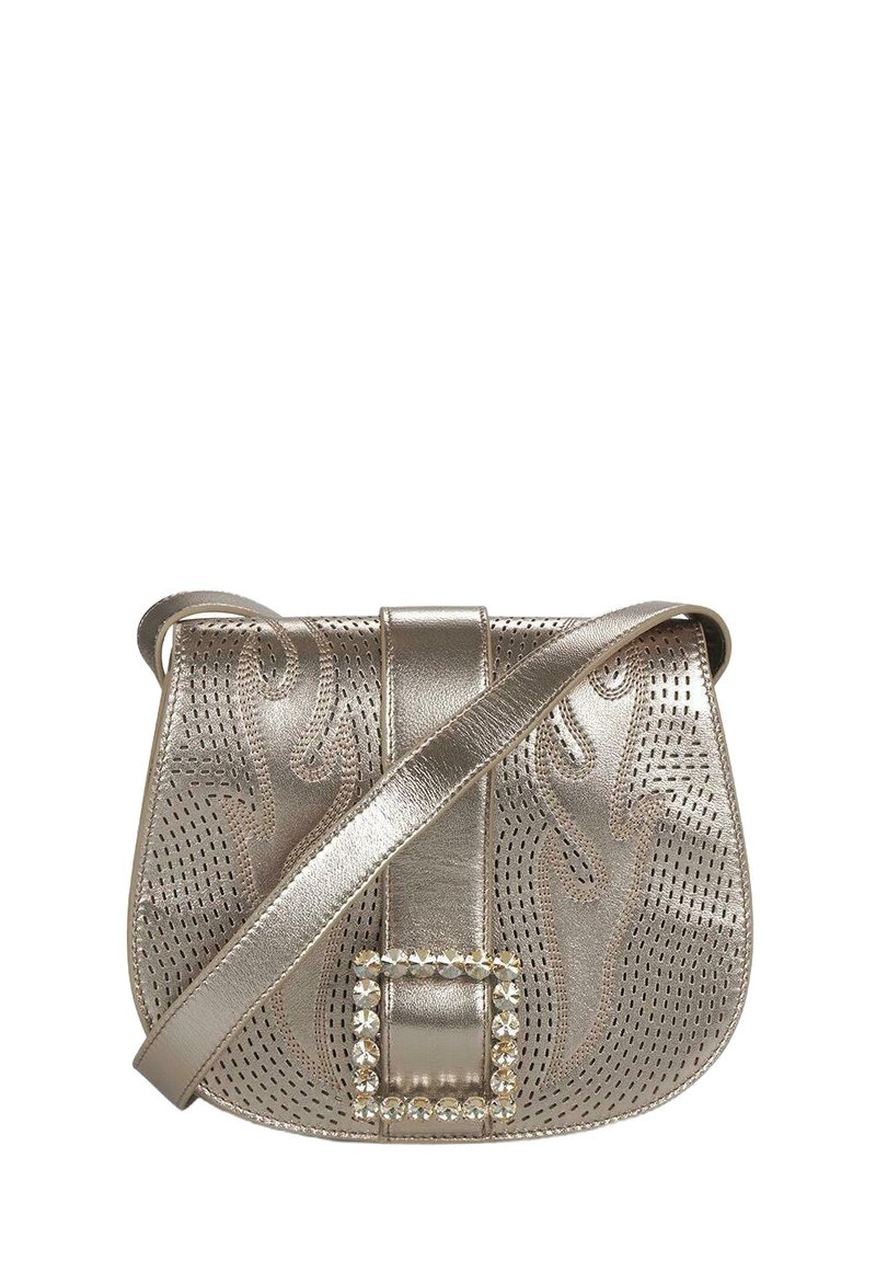 Bolso de mano metálico dorado con diseño perforado, forma curva, correa ajustable y una hebilla rectangular adornada con tachuelas transparentes.