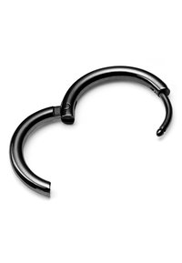 Sort metal bue med en glat, blank overflade. Har en fleksibel lukning og afrundede ender, hvilket skaber et minimalistisk design.