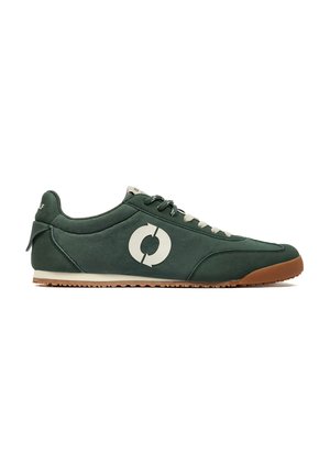 Sneaker verde scuro low-top con logo circolare bianco sul lato, lacci bianchi e suola in gomma marrone.