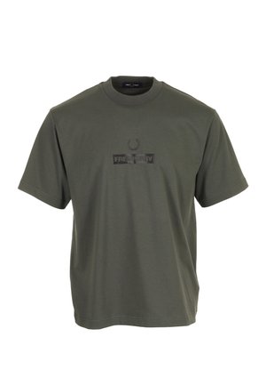 Effen olijfgroene T-shirt met korte mouwen, ronde hals en klein zwart Fred Perry-logo op de borst.