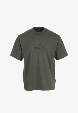 Schlichtes olivgrünes T-Shirt mit kurzen Ärmeln, Rundhalsausschnitt und kleinem schwarzem Fred Perry-Logo auf der Brust.