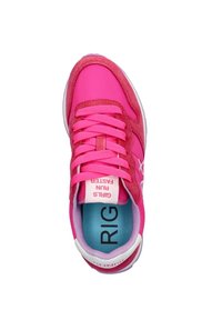 Rosa Sportschuh mit strukturiertem Obermaterial, kontrastierenden Wildlederakzenten, flachen Schnürsenkeln und einer gepolsterten Innensohle mit "RIG"-Branding.