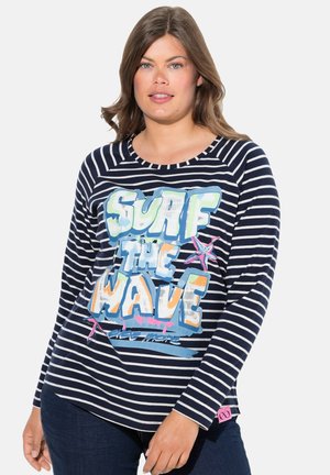 Haut à rayures marines à manches longues, avec un graphique coloré "Surf the Wave", un col rond et une étiquette rose en accent à l'ourlet.
