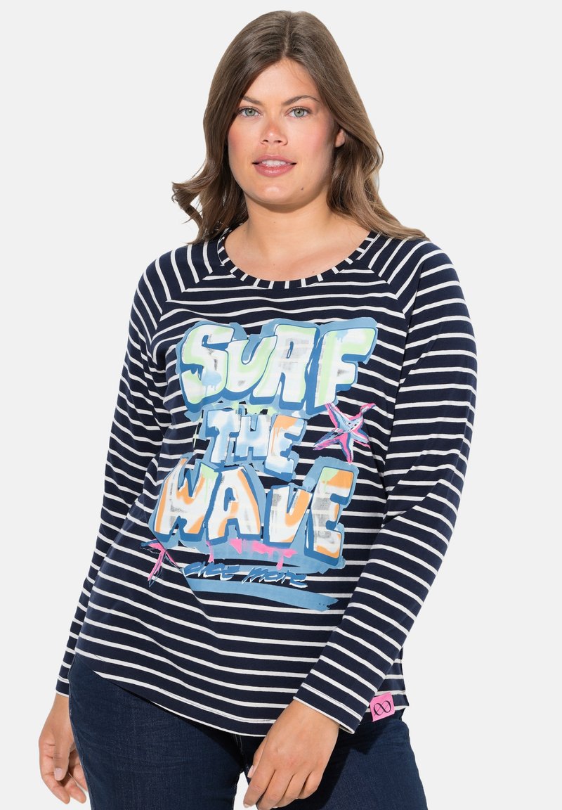 Maglietta a maniche lunghe a righe blu navy con una grafica colorata "Surf the Wave", scollo rotondo e etichetta accentata rosa sull'orlo.