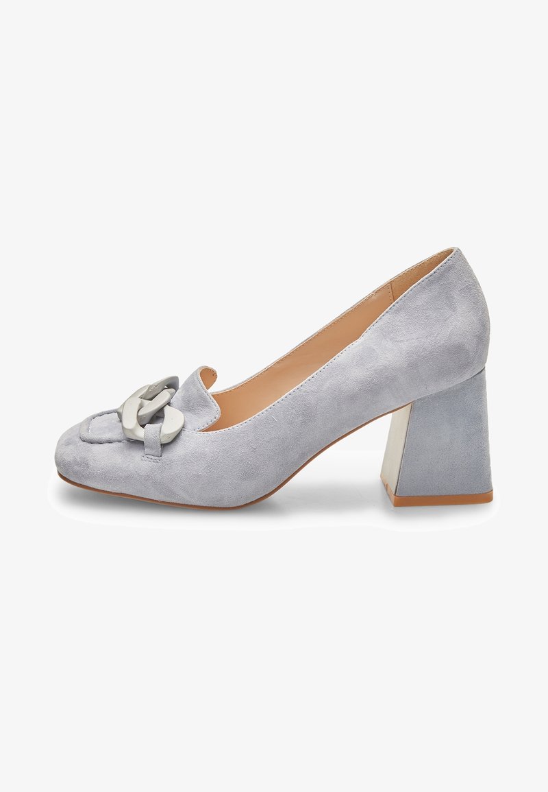 Escarpin pour femme en suède gris clair avec talon bloc et détail décoratif d'une grosse chaîne sur l'avant.