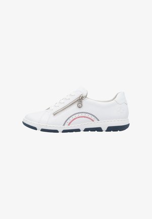 Sneaker bianca in pelle con punta arrotondata, chiusura con zip e dettaglio di cucitura zigzag rossa. Presenta una suola in gomma blu navy e accenti testurizzati.