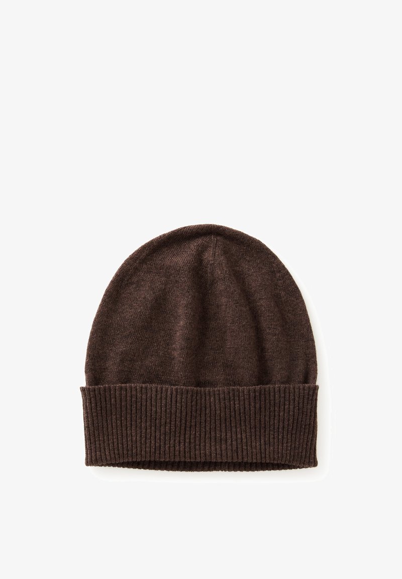 Hnědá pletená čepice s ribovaným lemem, s hladkým a jemným povrchem, s kulatou vrchní částí a pružným přizpůsobením pro pokrytí hlavy.