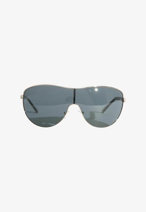 Smukłe okulary pilotki z ciemnymi przyciemnianymi szkłami i cienką metalową oprawką, odbijające światło na białym tle.