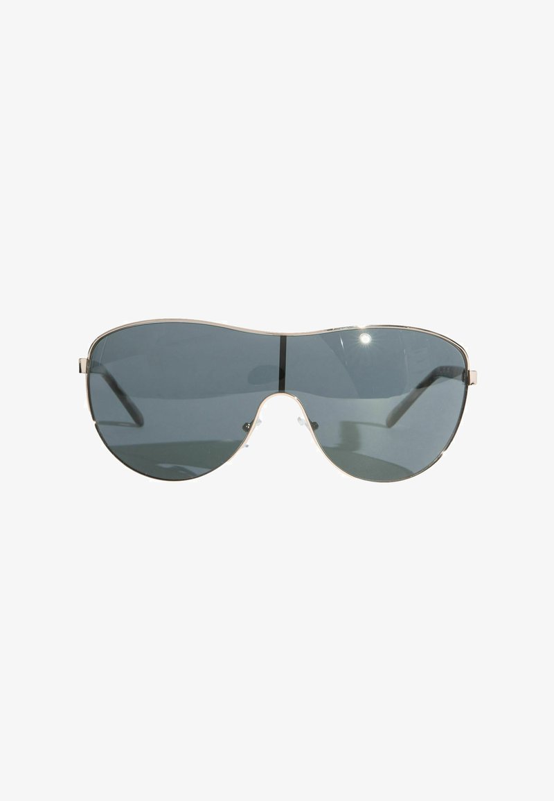 Elegante Piloten-Sonnenbrille mit dunkel getönten Gläsern und dünnem Metallgestell, das Licht auf weißem Hintergrund reflektiert.
