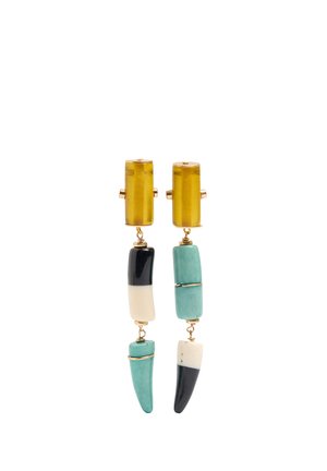 Para asymetrycznych wiszących kolczyków ze złotymi wierzchołkami i niedopasowanymi wydłużonymi segmentami kamieni w kolorze turkusowym, czarnym i białym.