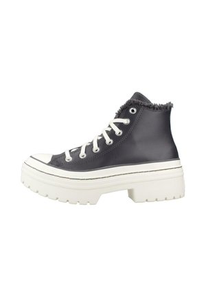 Baskets montantes noires avec une semelle blanche épaisse et des lacets, dotées d'un bout arrondi et d'une doublure en peluche autour du col de la cheville.