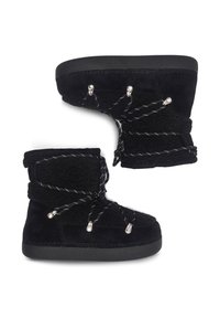 Fekete bokacsizmák velúr felsőrésszel, puha béléssel, díszes fekete-fehér fűzőkkel és ezüst színű kiegészítőkkel az oldalán.