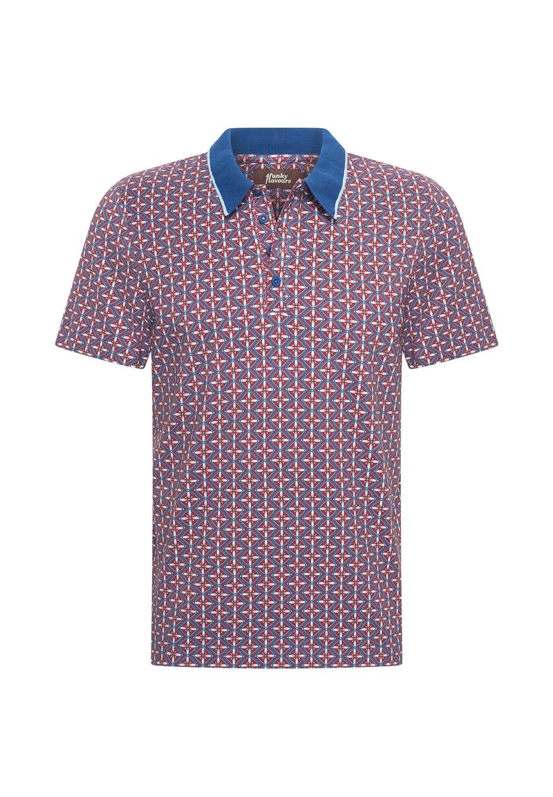 Polo de manga corta en rojo con un patrón geométrico. Cuenta con un cuello azul y una tapeta de tres botones. Tejido de mezcla de algodón.