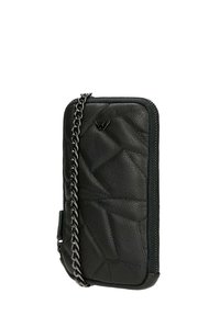 Portefeuille en cuir noir avec un design texturé matelassé, fermeture éclair et une bandoulière en chaîne argentée. Présente un petit logo sur le devant.