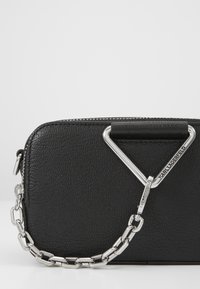 KARL LAGERFELD Taška s příčným popruhem - black