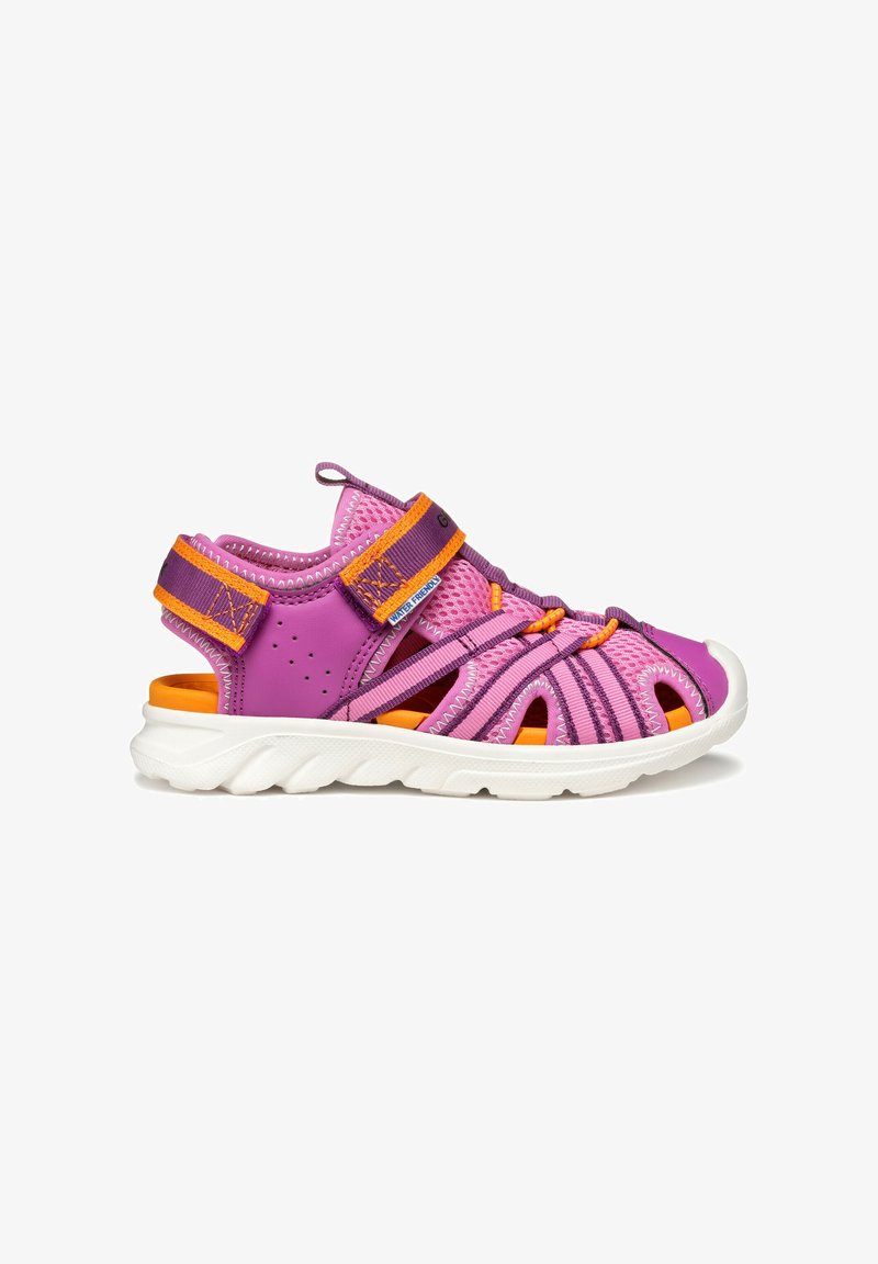 Sandale rose et violette avec dessus en maille, straps ajustables et semelle en caoutchouc blanche. Accents orange notables et design découpé pour une meilleure respirabilité.