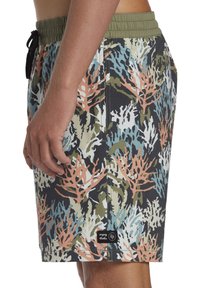 Shorts de bain pour hommes avec un motif de corail multicolore dans des teintes de rose, vert, bleu et noir. Taille élastique avec cordon de serrage.