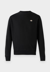 Svart hettegenser laget av myk stoff, med rund hals og ribbede mansjetter. Liten brodert logo på venstre bryst. Klassisk passform.