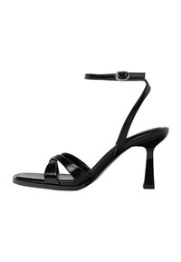 Schwarze High-Heel-Sandale mit dünnem Knöchelriemen, gekreuzten Riemen auf dem Blatt, quadratischer Zehenpartie und Blockabsatz für Stabilität.