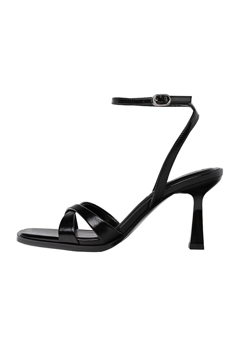 Schwarze High-Heel-Sandale mit dünnem Knöchelriemen, gekreuzten Riemen auf dem Blatt, quadratischer Zehenpartie und Blockabsatz für Stabilität.
