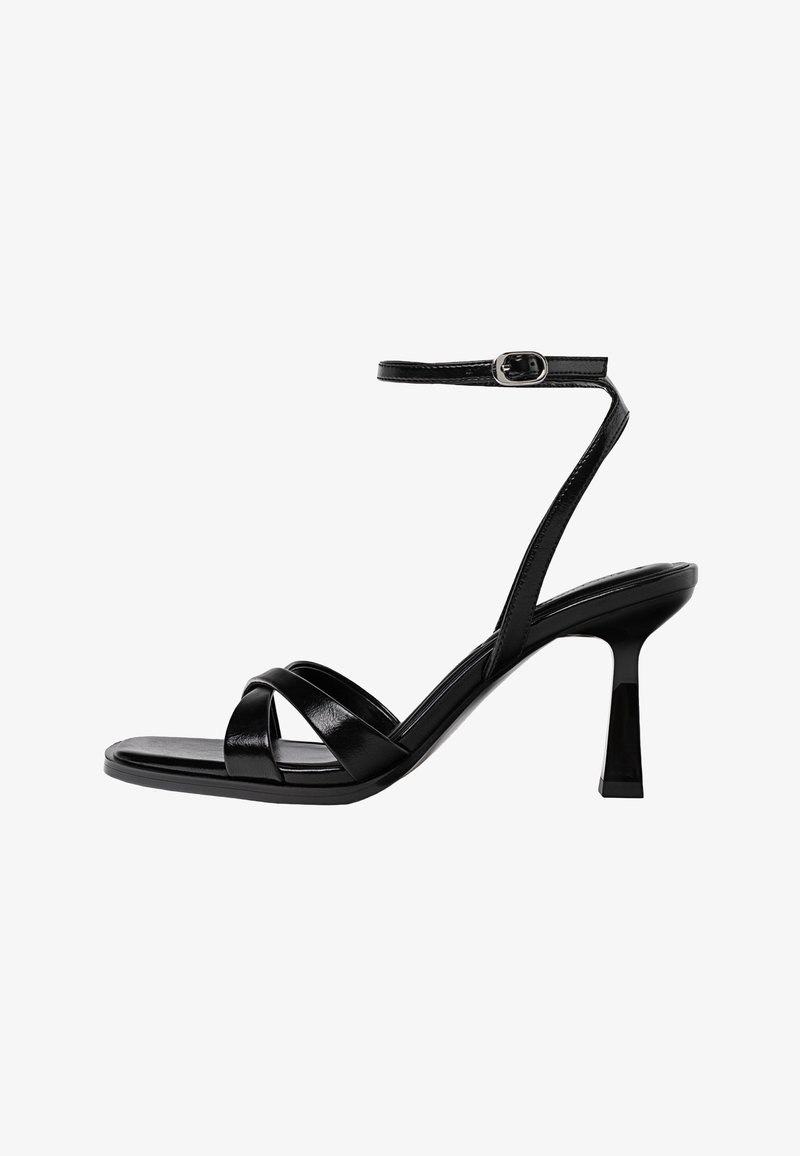 Schwarze High-Heel-Sandale mit dünnem Knöchelriemen, gekreuzten Riemen auf dem Blatt, quadratischer Zehenpartie und Blockabsatz für Stabilität.