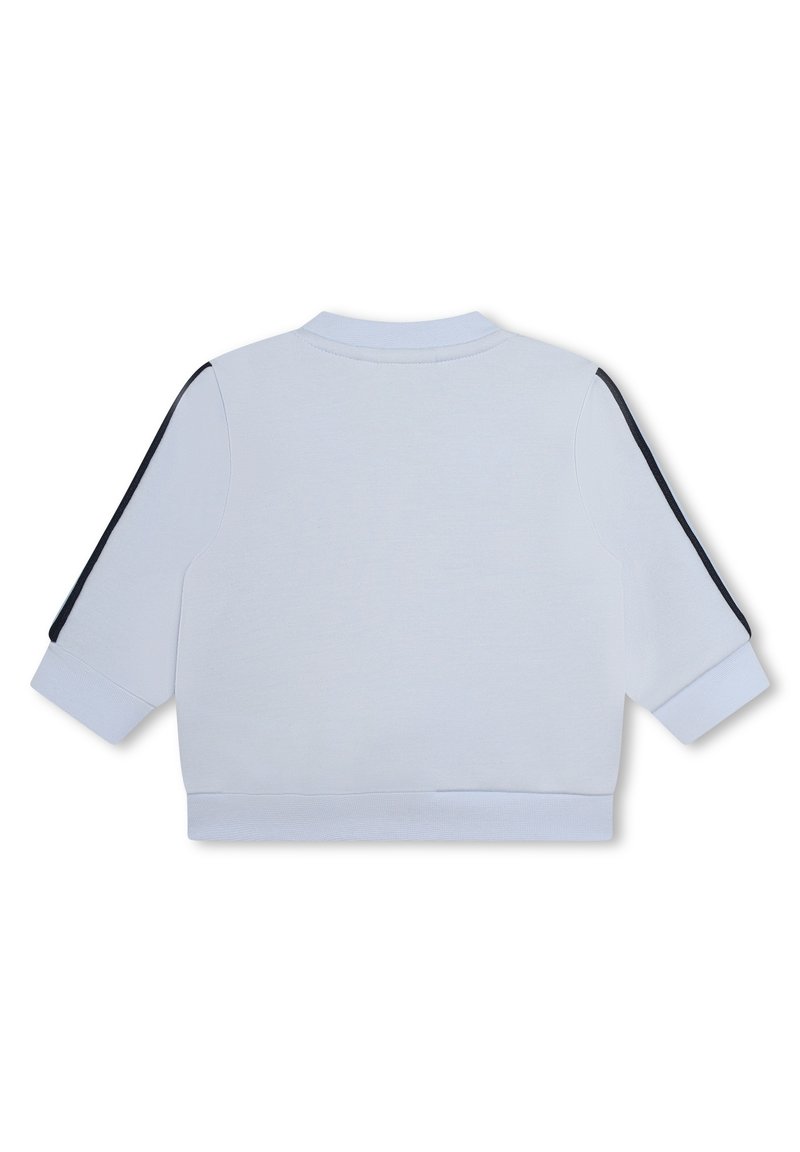 Sudadera recortada de color azul claro, hecha de un tejido suave, con mangas tres cuartos y rayas negras en los hombros.