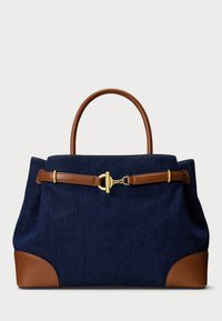 Granatowa torba z dżinsu z brązowymi skórzanymi akcentami, o sztywnej formie, z podwójnymi uchwytami u góry oraz złotym zapięciem. Posiada zaokrąglone narożniki na dnie.