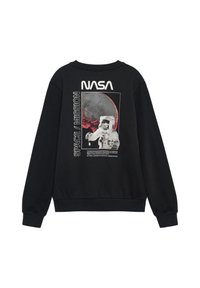 Zwarte sweatshirt met een ronde hals, met een NASA-afbeelding van een astronaut en de maan. Contrasterende witte tekst leest "SPACE/MISSION."