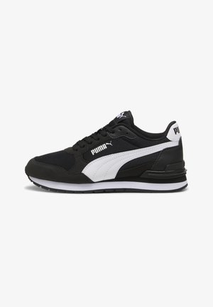 Czarno-biały sneaker Puma z białym paskiem z logo Puma po boku i czarnymi sznurówkami, widziany z zewnętrznej strony.