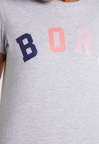 Szary bawełniany t-shirt z dużymi literami "B", "O" i "R" w kolorach granatowym, różowym i jasnoróżowym. Krótkie rękawy, okrągły dekolt.