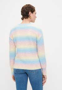 Παστέλ πουκάμισο με ρίγες σε αποχρώσεις του μπλε, του ροζ και του κίτρινου, κατασκευασμένο από μαλακό, υφασματοποιημένο ύφασμα με στρογγυλή λαιμόκοψη και μακρύ μανίκι.