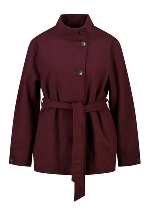 Veste bordeaux foncé à manches longues avec un col montant, des boutons sur le devant et une ceinture en tissu assortie nouée à la taille.
