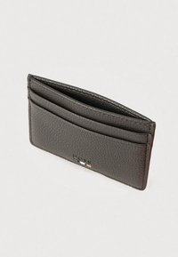 Etui na karty wykonane z ciemnej, fakturowanej skóry, wyposażone w wiele przegródek na karty oraz wytłoczony detal logo. Kompaktowy, prostokątny kształt.