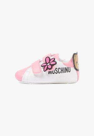 Scarpetta da bambino rosa e bianca con toppa a forma di fiore sulla fibbia, scritta "MOSCHINO" sul lato e volto di orsetto sul tallone.