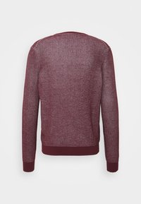 Suéter de punto color granate con un patrón texturizado, cuello redondo y mangas largas. Puños y dobladillo acanalados que añaden detalles al diseño.