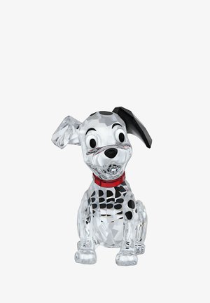 Figurina di cane in cristallo trasparente con un orecchio nero, macchie nere e un collare rosso. Presenta dettagli geometrici tagliati che esaltano la sua trasparenza e lucentezza.