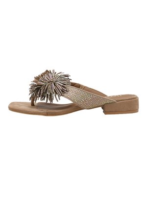 Sandalia beige de tacón bajo con tira en el dedo, adornada con brillantes pedrería y una gran decoración de pompón texturizado en la parte superior.