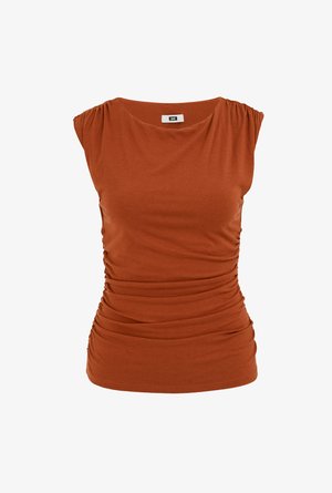 Mouwloos topje in roestkleur met geplooide stofdetails op de schouders en zijkanten, voorzien van een brede, afgeronde halslijn en een aangesloten silhouet.