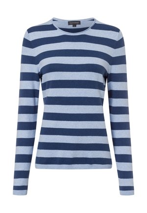 Gestreifter langärmeliger Pullover in Hellblau und Marineblau, runder Ausschnitt, weiche Stricktextur, figurbetonte Silhouette, kontrastierendes Streifenmuster.