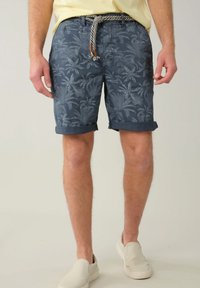 Shorts pour hommes en bleu marine avec un motif de feuille de palmier, en tissu mélangé coton, avec des ourlets roulés et une ceinture tressée avec un détail en bois.