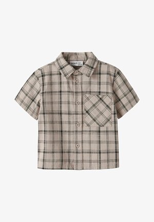Chemise beige à manches courtes avec boutons, motif à carreaux noir et blanc et poche poitrine avant.