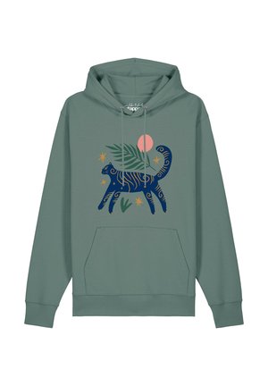 Groene hoodie met voorkantzak en een sierlijke blauwe kat, bladeren, sterren en een roze zon gedrukt op de borst.