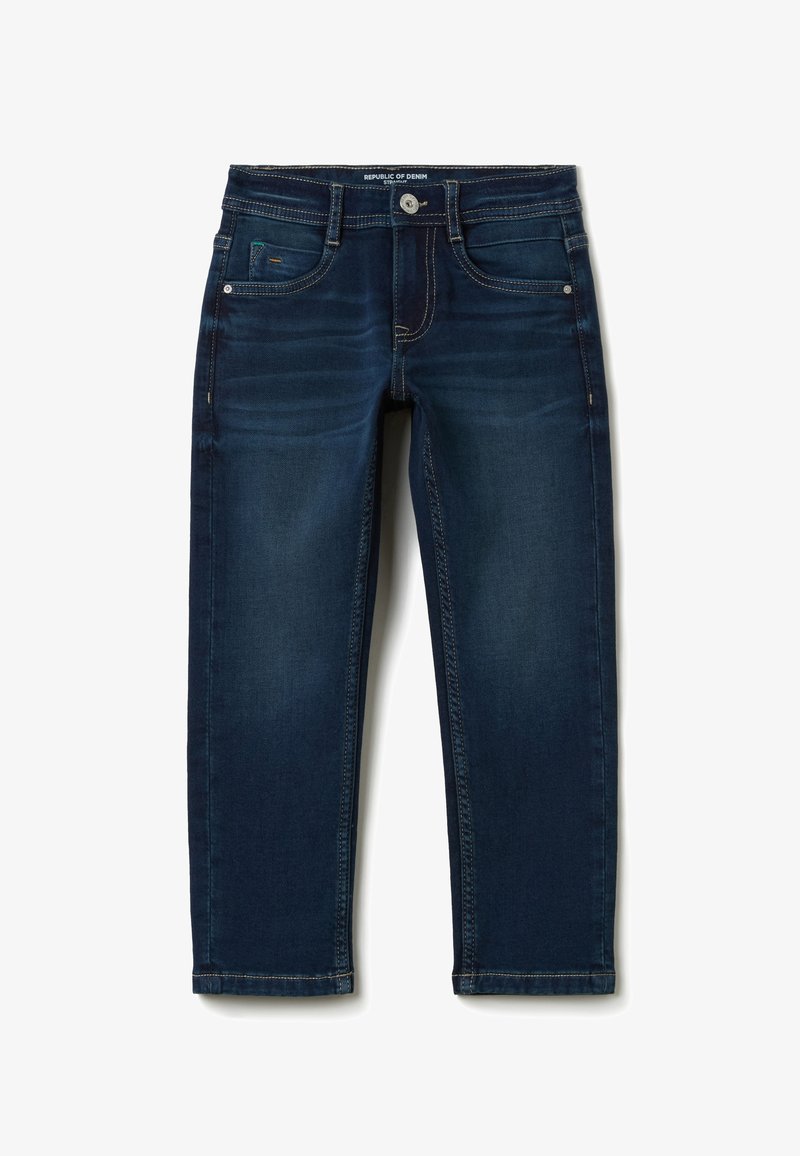 Un jean en denim bleu foncé présente un design ajusté, un style à cinq poches, un léger délavage à l'avant et une fermeture par bouton en métal.