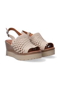 Beige wedge sandalen met uitsnijdingen, open tenen, verstelbare enkelband en een gestructureerde zool voor grip en comfort.