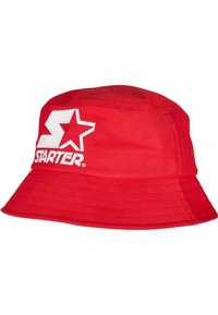 Crvena kape od pamuka. Na strani se nalazi bijeli izvezeni logo sa zvijezdom i riječju "STARTER".