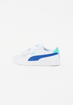 Zapatillas blancas con acentos azules y de color aguamarina, que presentan un material suave similar al cuero y un diseño de tira de velcro. Logotipo de Puma en el lateral.